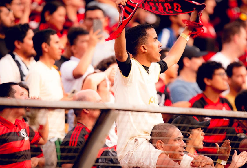 Torcedor do Flamengo ergue bandeira em meio à torcida